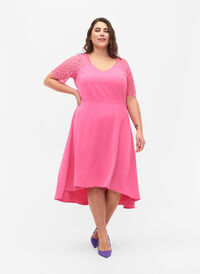 Midikjole med korte blondeærmer, Shocking Pink, Model