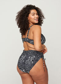 Printet bikini underdel med høj talje, Mix Leo Print, Model
