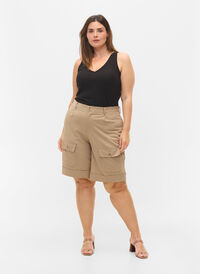Shorts med påsyede lommer, Humus, Model