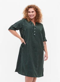 Stribet kjole i bomuld med 3/4 ærmer, Scarab/ChinoisStripe, Model