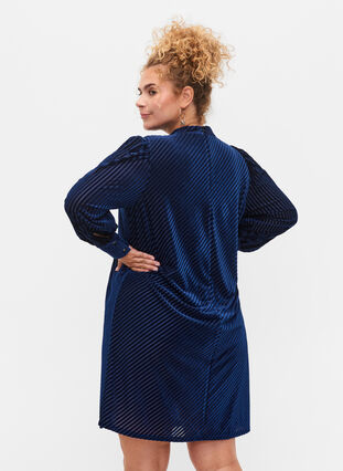 Strukturmønstret kjole i velour - Blå Str. PlusLet