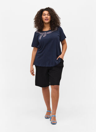 Viskose bermuda shorts med lommer, Black, Model image number 2