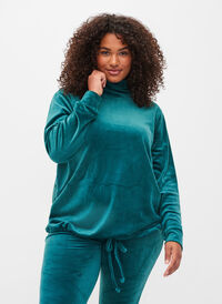 Velourbluse med høj hals og snøre, Ponderosa Pine, Model