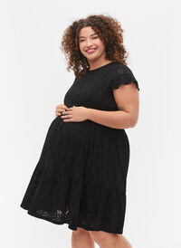 Graviditets kjole i broderi anglaise med ammefunktion, Black, Model