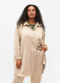 Lang skjorte i satin, Humus, Model