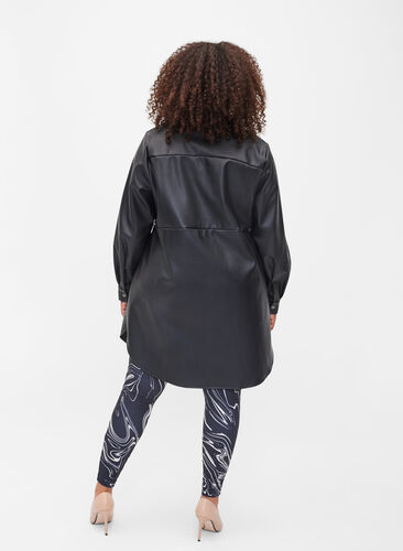 Lang skjorte i imiteret læder, Black, Model image number 1