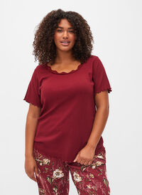 Kortærmet natbluse med blondekant, Cabernet, Model