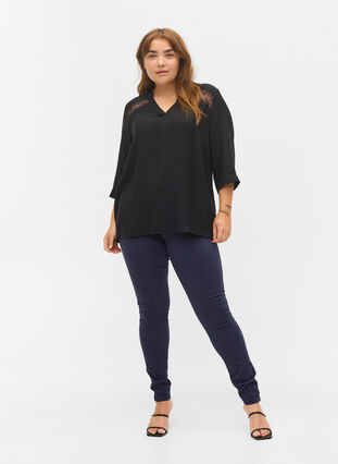 Viskosebluse med 3/4 ærmer og blondedetalje , Black, Model image number 2