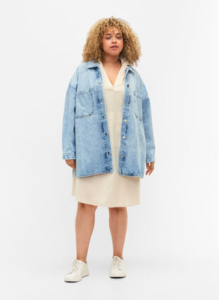 Løstsiddende denimjakke med knapper, Light blue denim, Model image number 2