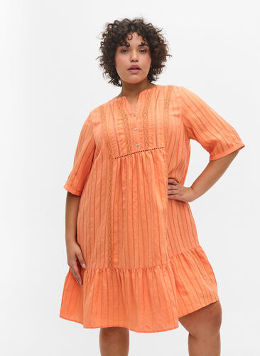 Stribet viskose kjole med blondebånd, Nectarine, Model image number 0