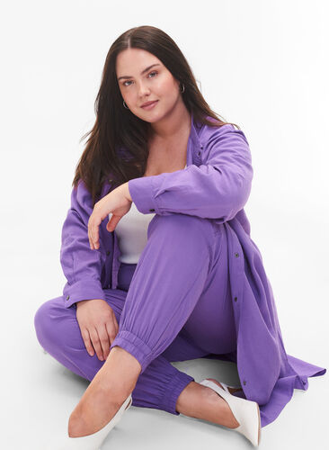 Lang viskose skjorte med knapper, Royal Lilac, Model image number 2