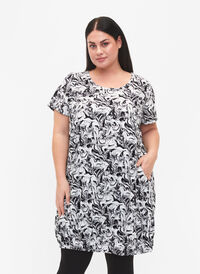 Kortærmet bomuldskjole med print, Swirl AOP, Model