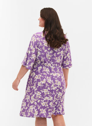 Kjole med 1/2 ærmer og blomsterprint i viskose, Purple Flower AOP, Model image number 1