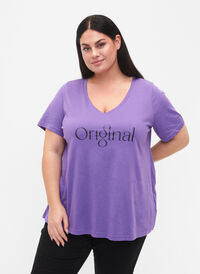 Bomulds t-shirt med teksttryk og v-hals, Deep Lavender ORI, Model