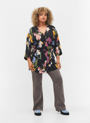 Blomstret kimono i viskose, Big Flower AOP, Model image number 2