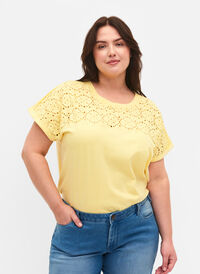 Løs t-shirt med broderi anglaise, Popcorn, Model