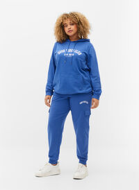 Sweatpants med cargolommer, Dazzling Blue, Model