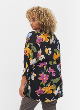 Blomstret kimono i viskose, Big Flower AOP, Model image number 1