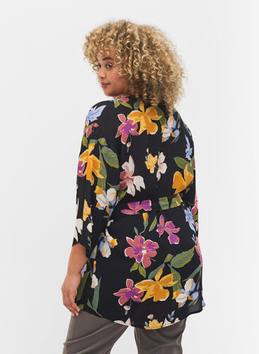 Blomstret kimono i viskose, Big Flower AOP, Model image number 1