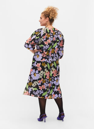 Blomstret viskose midikjole med 3/4 ærmer, Purple Green Flower, Model image number 1