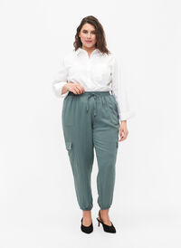 Løse cargobukser i viskose, Balsam Green, Model