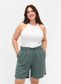Løse shorts i viskose, Balsam Green, Model